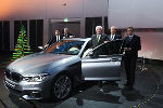 Projektleiter Johann Kistler (4.v.l.) präsentierte Schickhofer (1.v.l.), Schützenhöfer (3.v.l.) und Buchmann (r.) die neue BMW 5er Limousine