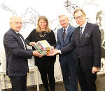 Übergabe des Buchgeschenks (von rechts nach links:) Landesrat Christian Buchmann, Minister Gorazd Žmavc, Bibliotheks-Direktorin Katharina Kocher-Lichem und der Geschäftsführer des Hermagoras-Verlags, Franc Kelih.