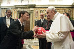 Special Olympics-Athlet Philipp Stiefmann übergibt einen Special Olympics-Fußball an Papst Franziskus