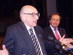 Władisław Bartoszewski (links) mit Bernd Schilcher. Fotos: Fachabteilung 1E/Bauer. Władisław Bartoszewski (links) mit Bernd Schilcher. Fotos: Fachabteilung 1E/Bauer.