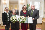 Landtagspräsidentin Bettina Vollath, Medizinerin Dorothee Bauer, die Obfrau des Vereines Stolpersteine, Daniela Grabe und Landeshauptmann Hermann Schützenhöfer bei der Verleihung des Menschenrechtspreises 