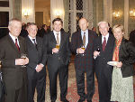 Landeshauptmann Mag. Franz Voves mit den Konsulen (von links) Dr. Nikolaus Hermann (Kroatien), Dr. Gerold Ortner (Polen), Dipl. Kfm. Dr. Kurt Oktabetz (Slowenien) Ing. Herbert Depisch (Südafrika) und Landesrätin Mag. Kristina Edlinger-Ploder. Landeshauptmann Mag. Franz Voves mit den Konsulen (von links) Dr. Nikolaus Hermann (Kroatien), Dr. Gerold Ortner (Polen), Dipl. Kfm. Dr. Kurt Oktabetz (Slowenien) Ing. Herbert Depisch (Südafrika) und Landesrätin Mag. Kristina Edlinger-Ploder.