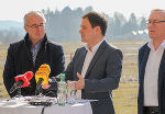 LAbg. Petinger, LH-Stv. Schickhofer und Bgm. Meixner wollen auf den hochwertigen ÖDK-Flächen Betreibe ansiedeln und Arbeitsplätze schaffen. © Bilder: Land Steiermark/Aldin Bektas; Verwendung bei Quellenangabe honorarfrei LAbg. Petinger, LH-Stv. Schickhofer und Bgm. Meixner wollen auf den hochwertigen ÖDK-Flächen Betreibe ansiedeln und Arbeitsplätze schaffen. © Bilder: Land Steiermark/Aldin Bektas; Verwendung bei Quellenangabe honorarfrei