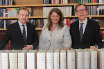 Botschafter Andrej Rahten übergab an die Bibliotheks-Chefin Katharina Kocher-Lichem und LR Christian Buchmann die wertvolle Illustrationssammlung (v.l.)