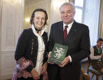 Landeshauptmann Hermann Schützenhöfer präsentierte gemeinsam mit Monika Primas (l.) von der Volkskutlur Steiermark GmbH das neue Jahrbuch.