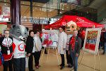 Special Olympics-Athletin Claudia Koller (M.) und LH-Stv. Schickhofer mit weiteren Teilnehmerinnen und Teilnehmern der Kunstaktion. Special Olympics-Athletin Claudia Koller (M.) und LH-Stv. Schickhofer mit weiteren Teilnehmerinnen und Teilnehmern der Kunstaktion.