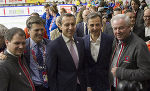 LH-Stv. Michael Schickhofer, Timothy Shriver, Bundeskanzler Christian Kern, Bgm. Siegfried Nagl und LH Hermann Schützenhöfer (v.l.) im Merkur Eisstadion.