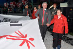 Gemeinsam wurde die Special Olympics Fahne an Vertreter aus Abu Dhabi übergeben