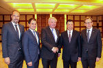 Wirtschaftsgespräche in Shanghai: VPräs. Jürgen Roth, LH-Stv. Michael Schickhofer, LH Hermann Schützenhöfer, Bgm. Ying Yong und LR Christian Buchmann (v.l.) Wirtschaftsgespräche in Shanghai: VPräs. Jürgen Roth, LH-Stv. Michael Schickhofer, LH Hermann Schützenhöfer, Bgm. Ying Yong und LR Christian Buchmann (v.l.)
