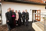 Friedrich Santner (Geschäftsführer der Anton Paar GmbH), Christian Lagger (Geschäftsführer des Krankenhauses der Elisabethinen), Diözesanbischof Wilhelm Krautwaschl, Maria Santner (Prokuristin der Anton Paar GmbH), Mutter Bonaventura Holzmann, LH Hermann Schützenhöfer und Bgm. Siegfried Nagl (v.l.) vor dem neu eröffneten Hospiz © Foto: Elisabethinen; beui Quellenangabe honorarfrei Friedrich Santner (Geschäftsführer der Anton Paar GmbH), Christian Lagger (Geschäftsführer des Krankenhauses der Elisabethinen), Diözesanbischof Wilhelm Krautwaschl, Maria Santner (Prokuristin der Anton Paar GmbH), Mutter Bonaventura Holzmann, LH Hermann Schützenhöfer und Bgm. Siegfried Nagl (v.l.) vor dem neu eröffneten Hospiz
