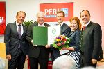 Landeshauptmann Hermann Schützenhöfer überreichte mit WK-Vizepräsident Andreas Herz (l.) und Gleisdorfs Bürgermeister Christoph Stark (r.) das Landeswappen an die Firma Perl.