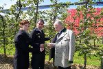 LH-Stv. Schickhofer (M.) und LR Seitinger (r.) besuchten Betroffene der Frostschäden in der Steiermark. © Bilder: Land Steiermark/Bektas; Verwendung bei Quellenangabe honorarfrei