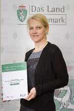 Gleichbehandlungsbeauftragte Sabine Schulze-Bauer mit ihrem fünften Tätigkeitsbericht © Foto: steiermark.at/Streibl; bei Quellenangabe honorarfrei Gleichbehandlungsbeauftragte Sabine Schulze-Bauer mit ihrem fünften Tätigkeitsbericht