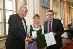 In der Aula der Alten Universität wurden heute Goldene Ehrenzeichen des Landes Steiermark überreicht: LH Schützenhöfer, Nicole Schmidhofer und Klubobmann Hannes Schwarz (v.l.)