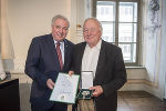 Der Schriftsteller Reinhard P- Gruber erhielt das Große Ehrenzeichen des Landes Steiermark für seine Verdienste um das kulturelle LEben in der Steiermark.