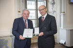Für seine Verdienste um die Vertiefung der steirisch-niederländischen Beziehungen wurde Honorarkonsul Martin Piaty das Große Ehrenzeichen des Landes Steiermark überreicht.