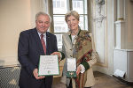 Die Verdienste um den steirischen Wissenschaftsstandort der Naturwissenschafterin Karin Schaupp wurden mit dem Ehrenzeichen des Landes Steiermark für Wissenschaft, Forschung und Kunst gewürdigt.