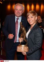 LH Hermann Schützenhöfer gratulierte Nicole Schmidhofer, der steirischen Sportlerin des Jahres.