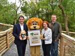 LH-Stv. Michael Schickhofer, Tierpark-Leiterin Doris Wolkner-Steinberger und Zoologischer Leiter Reinhard Pichler bei der Übernahme der Patenschaft.