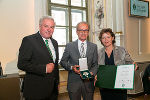 Für seine Verdienste um die Stadt Feldbach erhielt Bgm. a.D. Kurt Deutschmann (Mitte) das Große Ehrenzeichen des Landes Steiermark