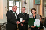Für sein vielfältiges Wirken in der Gemeinde Schwarzau erhielt Bgm. a.D. Franz Großschädl (Mitte) das Große Ehrenzeichen des Landes Steiermark
