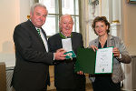 Die langjährige verdíenstvolle Tätigkeit für die Gemeinde Leitersdorf von Bgm. a.D. Johann Hödl (Mitte) wurde mit dem Großen Ehrenzeichen des Landes Steiermark ausgezeichnet