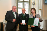 Bgm.a.D. Siegfried Innerhofer (Mitte) bekam für seine Bemühungen um die Gemeinde Heimschuh das Große Ehrenzeichen des Landes Steiermark