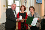 Bgm. a.D. Susanne Lucchesi Palli (Mitte) erhielt für ihr Engagement in der Gemeinde Weinburg am Saßbach das Goldene Ehrenzeichen des Landes Steiermark