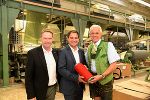 Michael Schickhofer (M.) bei der Kneitz GmbH mit Geschäftsführer Bernhard Deutinger (l.) und Bürgermeister Manfred Ritzinger