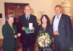 Der mit dem Großen Goldenen Ehrenzeichen des Landes Steiermark ausgezeichnete Gerhard Roth (mit Gattin) mit LH Waltraud Klasnic und Kulturlandesrat Gerhard Hirschmann. Foto: Gerhard Dusek Der mit dem Großen Goldenen Ehrenzeichen des Landes Steiermark ausgezeichnete Gerhard Roth (mit Gattin) mit LH Waltraud Klasnic und Kulturlandesrat Gerhard Hirschmann. Foto: Gerhard Dusek