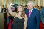 LH Schützenhöfer lud die ausgezeichneten Maturantinnen und Maturanten zum Empfang - und zum Selfie. © Bilder: steiermark.at/Streibl; Verwendung bei Quellenangabe honorarfrei LH Schützenhöfer lud die ausgezeichneten Maturantinnen und Maturanten zum Empfang - und zum Selfie. © Bilder: steiermark.at/Streibl; Verwendung bei Quellenangabe honorarfrei