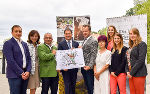 LH-Stv. Michael Schickhofer und die Führungsriege der Region Südoststeiermark mit jungen Projektumsetzerinnen und -umsetzern. © Bilder: Land Steiermark/Fladischer; Verwendung bei Quellenangabe honorarfrei