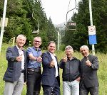 Freude am Präbichl: 2018 startet der neue Polsterlift. LH-Stv. Schickhofer (M.) und Vordernbergs Bürgermeister Walter Hubner (2.v.l.) mit den Vertretern der Initiative Polsterlift.