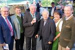 Max Wratschgo (3.v.r.) wurde von EFB-Obmann Franz Majcen, Bürgermeister Josef Maier, LH Hermann Schützenhöfer, 2. LT-Präsidentin Manuela Khom und Wirtschaftskammer-Präsident Christoph Leitl zum 80. Geburtstag gratuliert. Max Wratschgo (3.v.r.) wurde von EFB-Obmann Franz Majcen, Bürgermeister Josef Maier, LH Hermann Schützenhöfer, 2. LT-Präsidentin Manuela Khom und Wirtschaftskammer-Präsident Christoph Leitl zum 80. Geburtstag gratuliert.