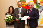 Überreichung des Goldenen Ehrenzeichens: Landeshauptmann Hermann Schützenhöfer (r.) mit Maximilian Pleyer und dessen Gattin Sandy Lai-Player © steiermark.at/Streibl; bei Quellenangabe honorarfrei Überreichung des Goldenen Ehrenzeichens: Landeshauptmann Hermann Schützenhöfer (r.) mit Maximilian Pleyer und dessen Gattin Sandy Lai-Player © steiermark.at/Streibl; bei Quellenangabe honorarfrei