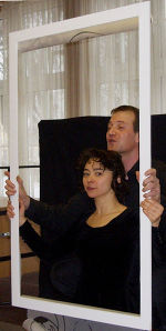 Die Schauspieler Isabelle Bouhet und Christian Compagnon aus der Partner-Region Departement de la Vienne gestalteten in steirischen Klassen zwei Unterrichtsstunden mit viel Spaß am Französisch-Unterricht. Die Schauspieler Isabelle Bouhet und Christian Compagnon aus der Partner-Region Departement de la Vienne gestalteten in steirischen Klassen zwei Unterrichtsstunden mit viel Spaß am Französisch-Unterricht.