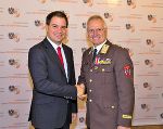 Albert Kern (r.) wurde als Präsident des Österreichischen Bundesfeuerwehrverbandes wiedergewählt, LH-Stv. Michael Schickhofer gratuliert.