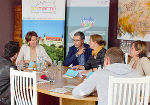 Bildungshaus-Direktorin Anna Thaller (2.v.l.) ist mit ihrem Haus Teil des neuen "Urban Diversity"-Projekts © Bilder: Bildungshaus Schloss St. Martin; Verwendung bei Quellenangabe honorarfrei. Bildungshaus-Direktorin Anna Thaller (2.v.l.) ist mit ihrem Haus Teil des neuen "Urban Diversity"-Projekts