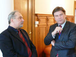 Der Vertreter der Region Westpannonien und Bürgermeister von Szombately, György Ipkovich, im Fachgespräch über interregionale Zusammenarbeit mit LH Franz Voves (Foto: FA1E) Der Vertreter der Region Westpannonien und Bürgermeister von Szombately, György Ipkovich, im Fachgespräch über interregionale Zusammenarbeit mit LH Franz Voves (Foto: FA1E)