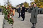 Bei der Kranzniederlegung vor dem Mahnmal am Zentralfriedhof: Vzbgm. Mario Eustacchio, LH Hermann Schützenhöfer und Militärkommandant Heinz Zöllner (v .l.)