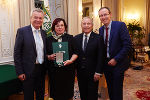 LR Anton Lang, Eleonore Schrefler (Direktorin Skiakademie Schladming), Christian Purrer (ASVÖ Landesverband) und Alois Stadlober (Vereinsvorsitzender Skiakademie Schladming) © Fotos: Foto Melbinger; bei Quellenangabe honorarfrei LR Anton Lang, Eleonore Schrefler (Direktorin Skiakademie Schladming), Christian Purrer (ASVÖ Landesverband) und Alois Stadlober (Vereinsvorsitzender Skiakademie Schladming) © Fotos: Foto Melbinger; bei Quellenangabe honorarfrei