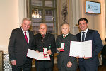 Mit der Goldenen Medaille für Verdienste um die Republik Österreich wurden die beiden Ernte-Referenten Johann Legat und Johann Preitler für ihre wichtige Tätigkeit im Sinne agrarpolitischer Entscheidungen ausgezeichnet.