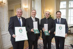 Landeshauptmann Hermann Schützenhöfer (l.) und Landeshauptmann-Stellvertreter Michael Schickhofer (r.) überreichten Superintendent Hermann Miklas (2.v.l.) und Diözesanbischof Wilhelm Krautwaschl (3.v.l.) Große Goldene Ehrenzeichen des Landes Steiermark mit dem Stern. © Land Steiermark/FotoFischer; Verwendung bei Quellenangabe honorarfrei