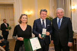 LH Hermann Schützenhöfer überreichte gemeinsam mit LT-Präsidentin Bettina Vollath das Ehrenzeichen an Markus Schirmer