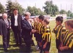Die Fußballer der Greinbacher U 13-Mannschaft, Obmann Erich Korherr (links außen) und Bürgermeister Siegbert Handler heißen Landeshauptmann Waltraud Klasnic herzlich willkommen. Foto: Gerhard Dusek. Die Fußballer der Greinbacher U 13-Mannschaft, Obmann Erich Korherr (links außen) und Bürgermeister Siegbert Handler heißen Landeshauptmann Waltraud Klasnic herzlich willkommen. Foto: Gerhard Dusek.