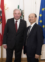 LH Hermann Schützenhöfer begrüßte den vietnamesischen Botschafter Le Dzung in der Grazer Burg.