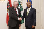Mit dem südafrikanischen Botschafter Tebogo Seokolo traf sich Schützenhöfer zu einem Arbeitsgespräch.