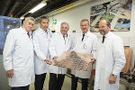 LH Hermann Schützenhöfer (M.) traf beim Betriebsbesuch unter anderem AT&S-Aufsichtsratchef Hannes Androsch, Bgm. Johann Winkelmaier, AT&S-Standortleiter Christian Fleck und Vorstandsvorsitzenden Andreas Gerstenmayer (v.l.). © Bilder: Land Steiermark/Scheriau; Verwendung bei Quellenangabe honorarfrei LH Hermann Schützenhöfer (M.) traf beim Betriebsbesuch unter anderem AT&S-Aufsichtsratchef Hannes Androsch, Bgm. Johann Winkelmaier, AT&S-Standortleiter Christian Fleck und Vorstandsvorsitzenden Andreas Gerstenmayer (v.l.). © Bilder: Land Steiermark/Scheriau; Verwendung bei Quellenangabe honorarfrei
