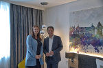 Hoteldirektorin Patricia-Caroline Muster und LH-Stv. Michael Schickhofer in einem der neu gestalteten Hotelzimmer.