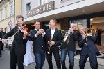 Neue Musikschule in Trofaiach eröffnet: LH-Stv. Michael Schickhofer (2.v.l.) und Bgm. Mario Abl (M.) spielen auf.